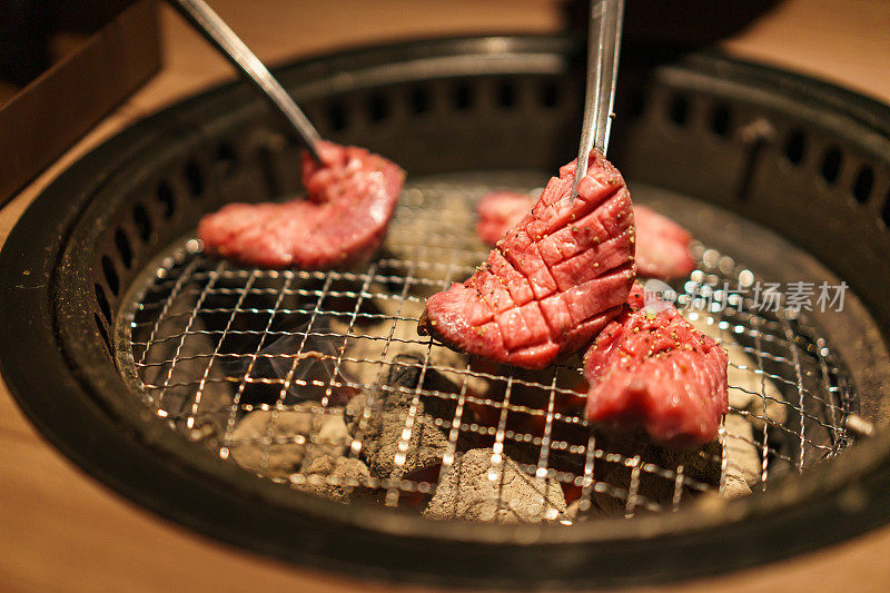 Yakiniku -在Yakiniku餐厅烤肉